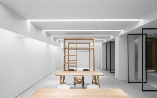 公裝行政人員在辦公室裝修施工現場的職責是什么？